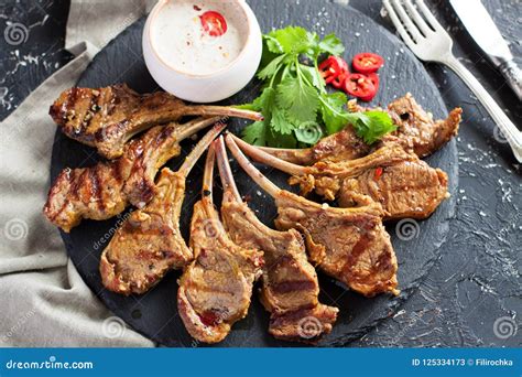  Anshan City's Grilled Lamb Ribs – A Smoky Symphony of Tenderness and Spice!